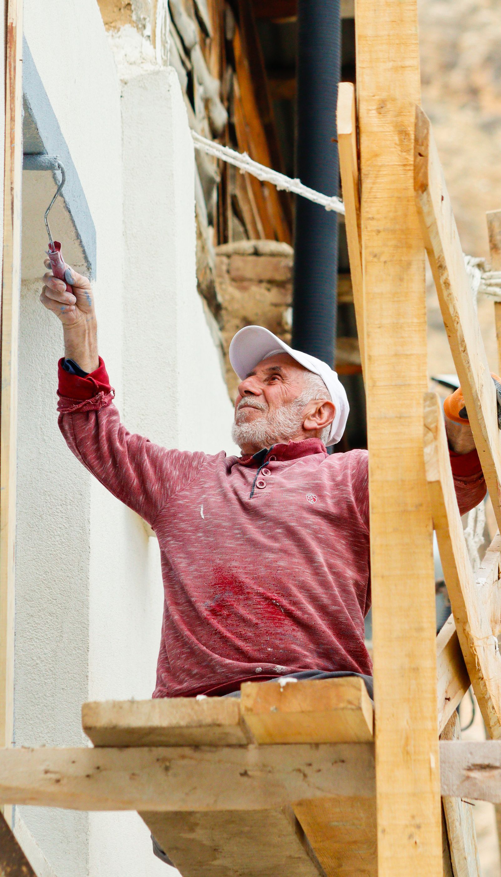 Handwerker beim Streichen einer Hausfassade – Stockfoto