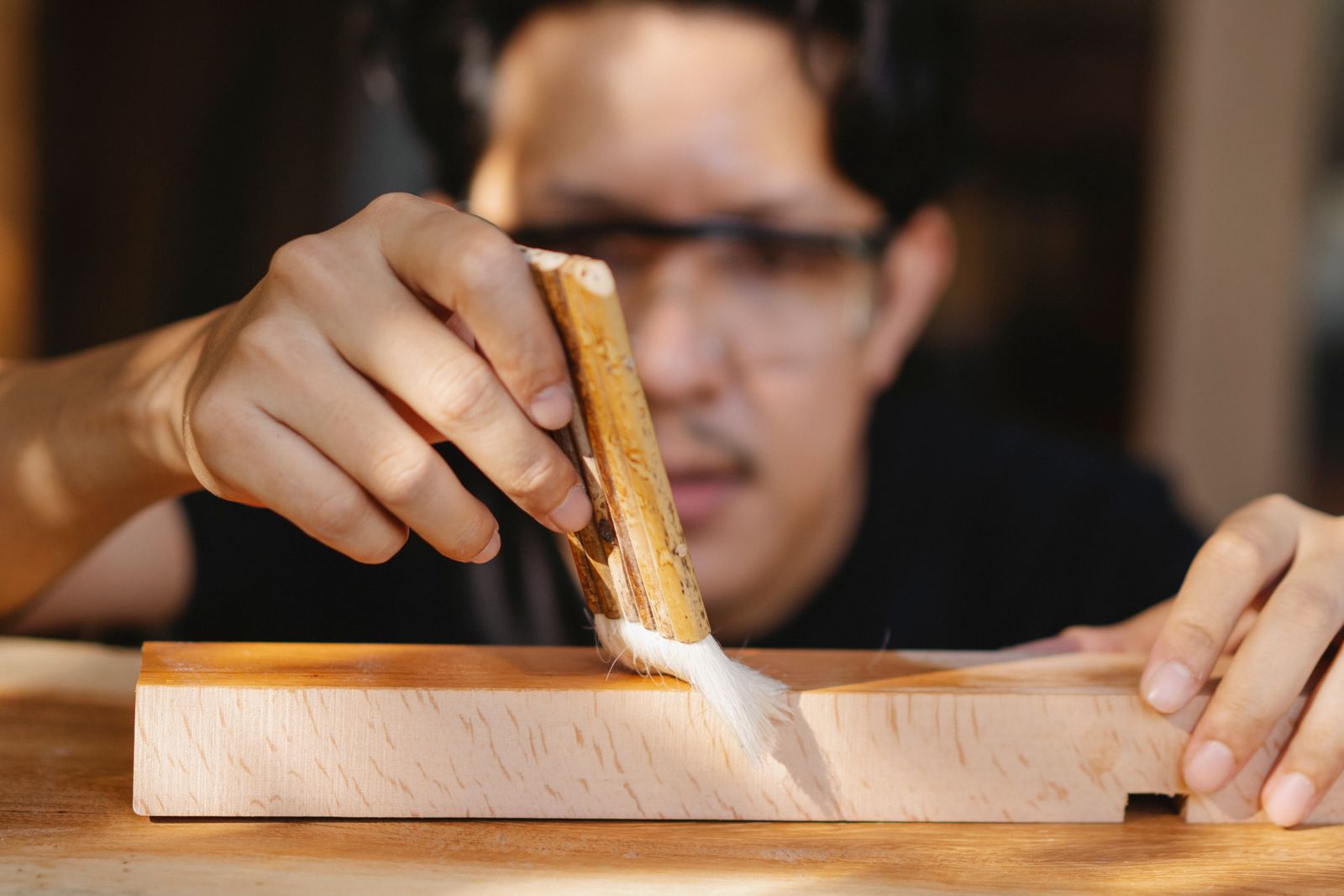 Sorgfältige Pinselarbeit an einem Holzbauteil – Stockfoto