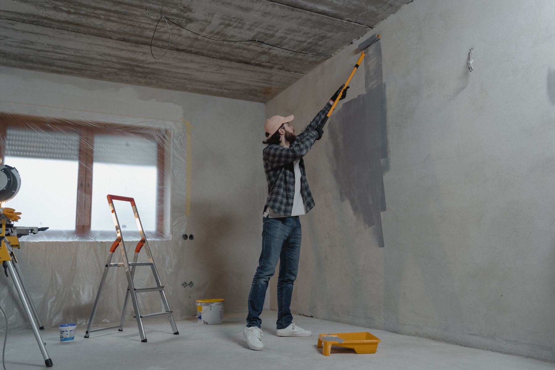 Maler beim Anstrich einer Wand – Stockfoto